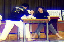 ���E�����̎�g